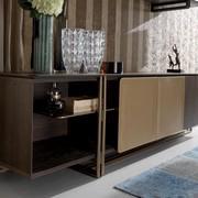 Apotemas is also available in the sideboard model with lateral metal open compartments