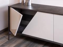 Profile view of a high-gloss lacquered door: the doors are set back a few centimetres from the edge of the structure, lightening the sideboard from view