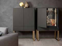 Oyster bar cabinet with 10:10 anthracite matt lacquered fronts and Champagne lacquered metal base