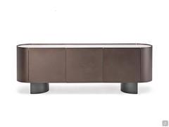 The curved shapes of the sides of the sideboard are harmoniously reflected in the feet