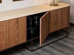 The Dune sideboard offers good storage capacity. The central compartment, and the left side compartment, are equipped with a glass middle shelf, which is also available for the right-hand compartment as an optional extra.