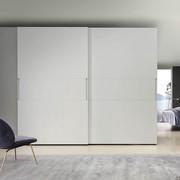 Vermont sliding wardrobe in the version with integrated handles at the center strip