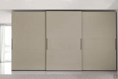 Vermont 3-door sliding wardrobe with integrated handles in the center strip with vertical grain