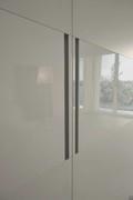 Vermont door with integrated handles matching the glossy lacquered central band