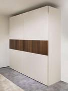 Coplanar closet Pacific with Vermont model door - hemp matte lacquer with heat-treated oak veneer center band