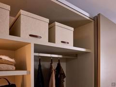 Pacific coplanar wardrobe equipped with internal shelves and hangers. The perfect overlapping of the doors allows total exploitation of the internal compartments