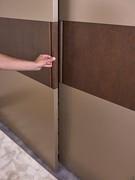 Pacific flush-mounted wardrobe opening with Vermont handle: a groove in the wood veneer panel that allows a firm grip and a smooth running of the door on the track