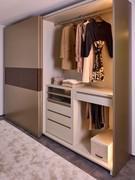 Pacific coplanar wardrobe equipped with drawers and hangers. The accessories for customising the interior are all available in the interior equipment tab