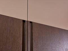 Detail of the openings of the Pacific coplanar wardrobe. Shown here are Vermont-type handles, but there are many available in the configurator