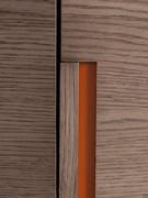 Detail of the clay oak handle with background in hide matte lacquer (pictured on the hinged doors version)