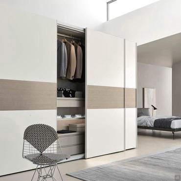 Vermont sliding wardrobe with center strip in the model with full-height handles