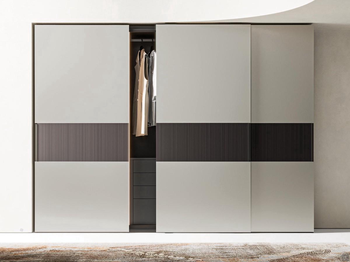 Closet with sliding doors height 229.5 or 255 cm Layout Wide, offered here with matte lacquered doors and fashion wood center band. Multiple combinations are possible, both plain and contrasting colors