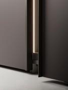 Detail of the full-height profile handle, here proposed in moka shine painted metal, a tone-on-tone solution with the mud matt lacquered doors