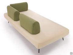 The backrests of the Island sofa, which can be moved freely along the entire seat, have no stitching on the back side: they are therefore suitable for use in the centre of the entire complement