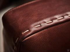 Exclusive detail on the structure of the Roger sofa with hand-stitched stitching