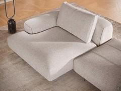 The 130 cm wide and 138 cm deep peninsula with its soft, rounded upholstery