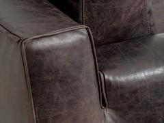 Detail of the backrest joined to the armrest and the tailored finish of the leather lining with webbing