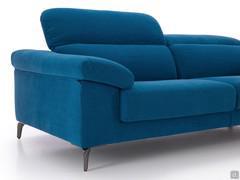 The soft, rigorous lines of the Check sofa are softened by the moulded aluminium die-cast leg