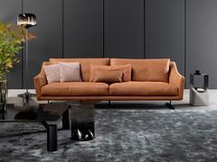 Sofa Skid in linear version with leather upholstery. Elegant and slender thanks to the base, with "suspended" effect sled feet