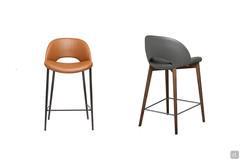 The two different structures of the Beetle bar stool: painted metal or solid ash wood. 