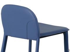 The backrest is characterised by an upper belting leather layer, shaped and well-defined by the stitching 