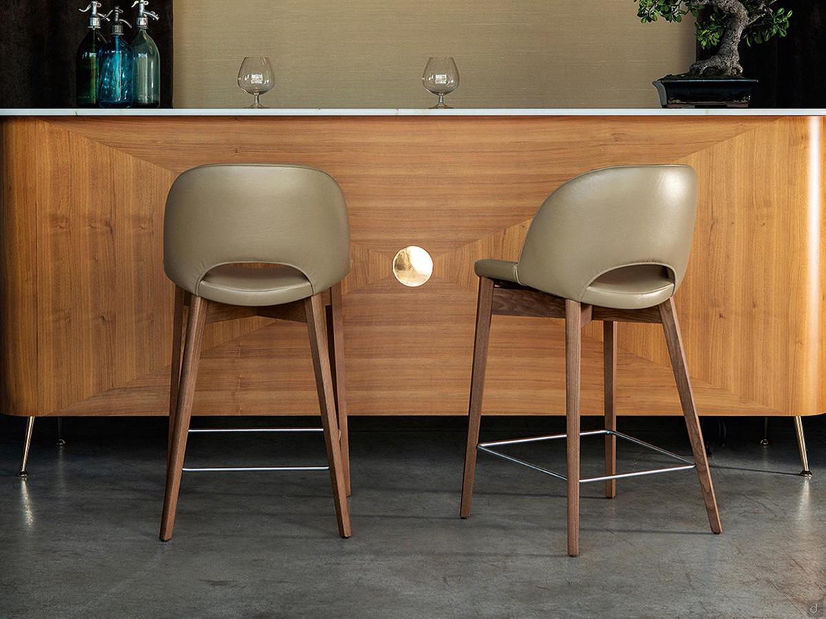 Beetle leather bar stool with high backrest, seat height 70 cm, ideal for kitchen counters  Sgabello in pelle con schienale alto Beetle, con seduta alta 70 cm ideale per pian