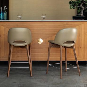 Beetle leather bar stool with high backrest 