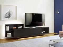 Low TV cabinet in California wood, with detachable side open element for a TV stand with linear and clean shapes. 60-inch TV on cabinet 240 cm wide