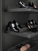 Matt lacquer shoe-rack shelves in a Modica finish with brackets and heel plates in Moka Shine painted metal