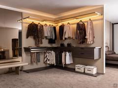 Corner composition of Horizon Lounge walk-in wardrobe, equipped with suspended drawers, shelves and mirrored panelling