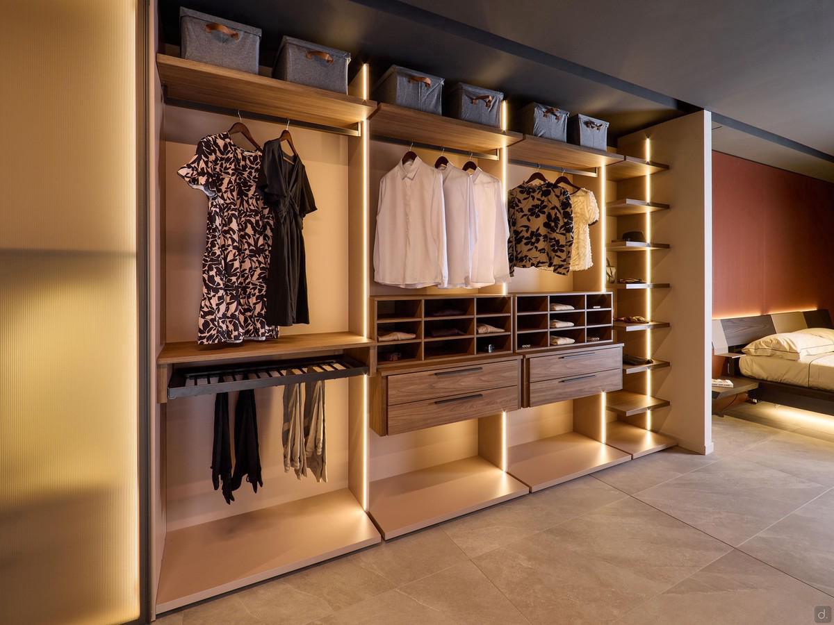 Bay Wide walk-in wardrobe, equipped with pull-out accessories, suspended drawers, shelves and vertical LEDs on the sides