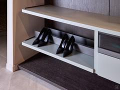 Shoe shelf with painted metal heel stop