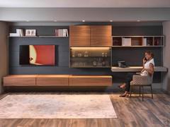 Freehand 13 wall system with integrated writing desk in the imposing 480 cm version, to furnish an entire living room wall with modern, industrial style