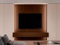 Lounge TV wall with boiserie and side columns - doors with 80:40 processing in matte lacquered linen, wall-hung base units and back panels in mink oak