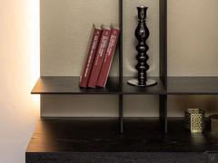 An original contrast between the material of the shelves and the wall panel (metallic lacquer in the Champagne finish)