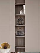 The 5 cm thick Lounge shelves have a width tailored to the centimetre, to furnish any available space