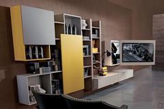 Lateral view of the wall system: the interesting colour combination and the TV panel open version - (finitura laccato opaco giallo non disponibile)