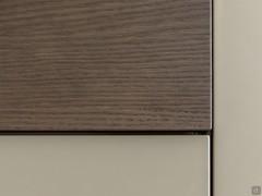 Detail doors and combined finishes: wood veneer Clay Oak and matt lacquered Jute.