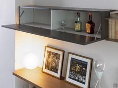 Detail drop-down wall unit with vertical dividing central element