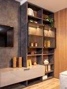 Bookcase with double display cabinet, definitely the most eye-catching feature of the wall system Plan 39