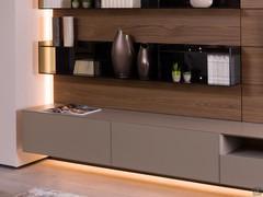 Baskets, shelves and drop-down base: different types of storage on the Replay 04 wall unit.