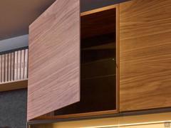 Detail of the open wall unit where the lowered thickness of the front can be perceived