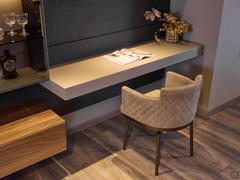 The desk that comes with the 480-cm Freehand 13 wall allows you to complete your living room with a study nook and an important countertop