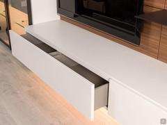 Suspended drawer base units: the 117 cm one has double internal compartments, despite a single push-pull front