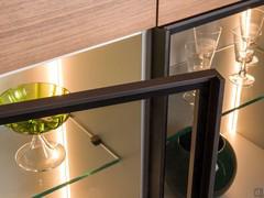 The metal frame of the showcase door can be customised in two colours