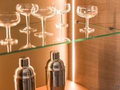 Interior crystal shelves, ideal for making items stand out thanks to the interior LED light