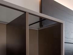 Freehand hanging modules with glass elements, starting at 64 cm, feature additional black metal supports