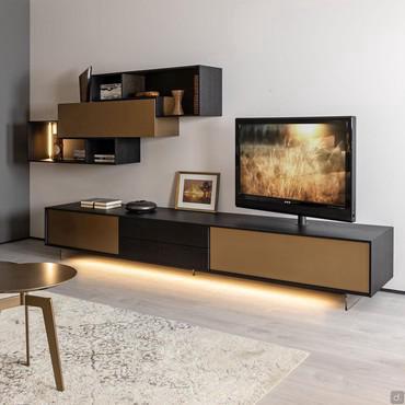 Bespoke wall system with LEDs Replay 01. Low cabinet with swivel support for your TV with deep drawers. Open drop-down wall units.