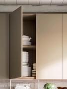 Each Wide wall unit above 48.6 cm is equipped as standard with a 3.5 cm shelf matching the interior