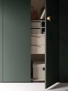 Exemple d'équipement intérieur pour une armoire Focus Wide, qui peut être achetée dans l'onglet dédié. Notez en particulier le bloc-tiroirs suspendu et la grille de rangement.